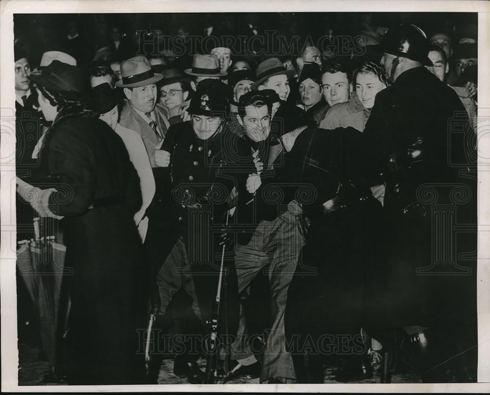 1938 Press Photo Mobile Guards struggle to hold back crowd at Gare Du Nord - Historic Images