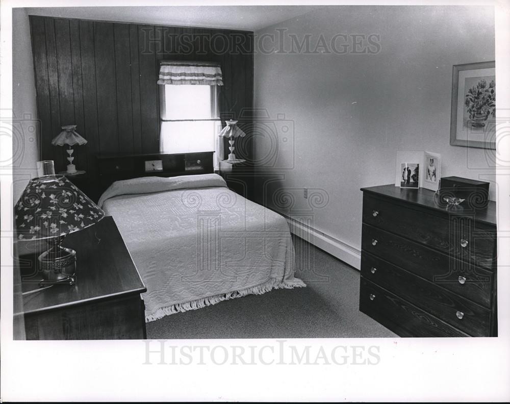 1967 Press Photo Bedroom in apartment of Roger Maynard - neb69880 - Historic Images