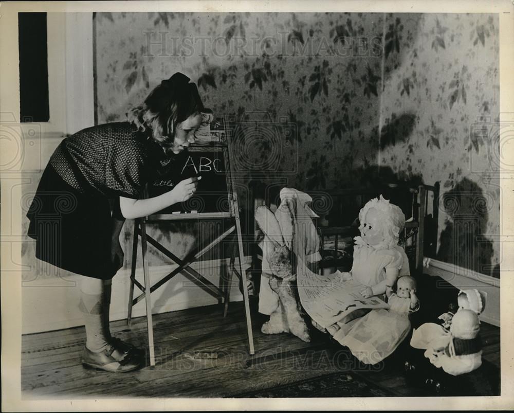 1935 Press Photo Little Girl Playing With Her Dolls - neb68691 - Historic Images