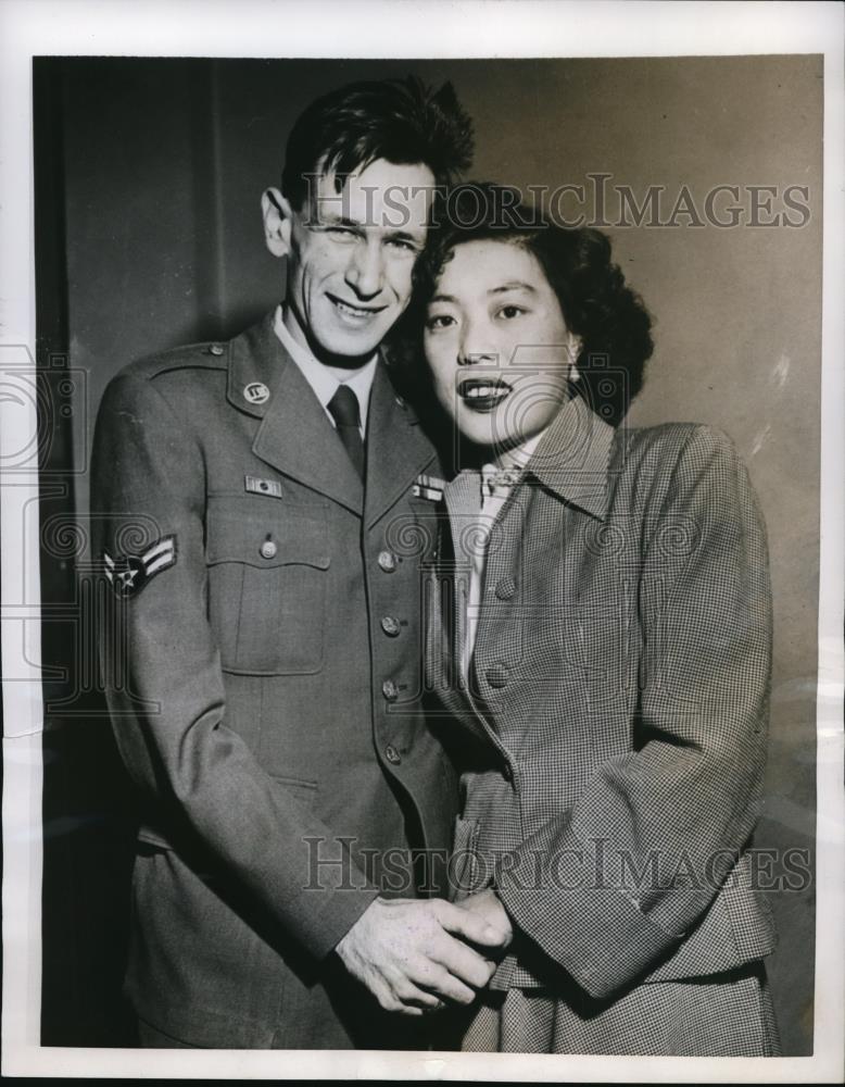 1952 Press Photo Airman 2/c William Wheat &amp; bride Leewkwong Ja of Korea - Historic Images