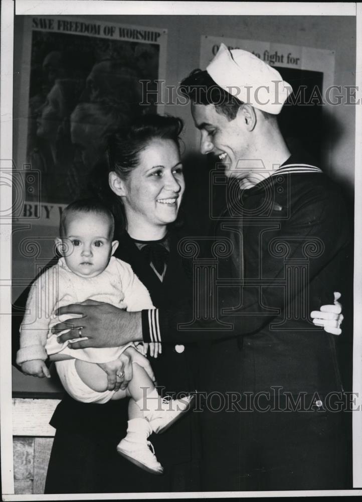 1943 Press Photo Navy seaman Ruel Porter, wife Marina &amp; daughter Marina in CA - Historic Images