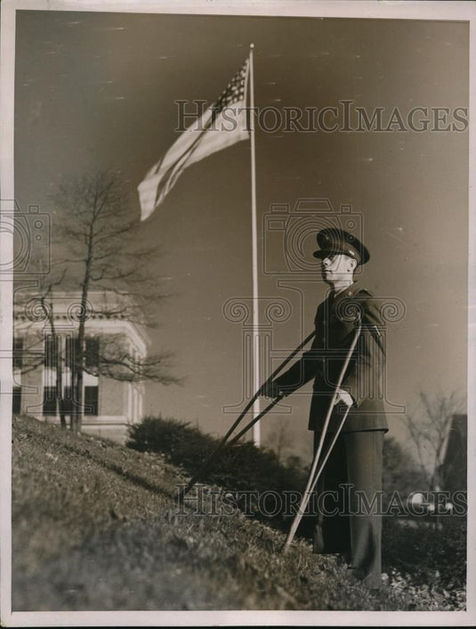 1936 Press Photo Disabled veteran visits Arlington National Cemetary - Historic Images