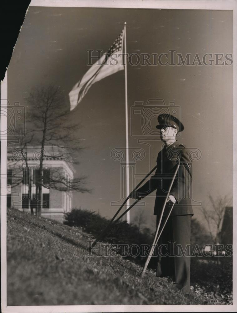 1936 Press Photo Disabled veteran visits Arlington National Cemetary in DC - Historic Images