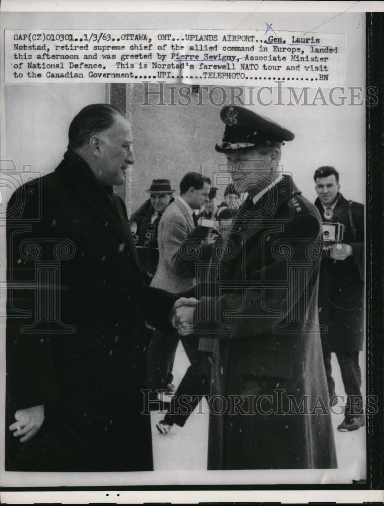 1969 Press Photo General Lauris Notstad greeted by Pierre Sevigny in Ottawa - Historic Images