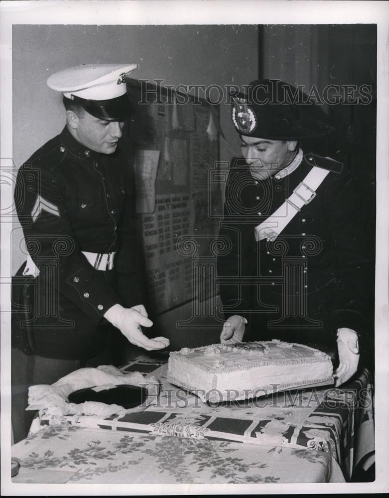 1953 Press Photo US Marine guard & Italian Carrabiniere in Naples at NATO - Historic Images