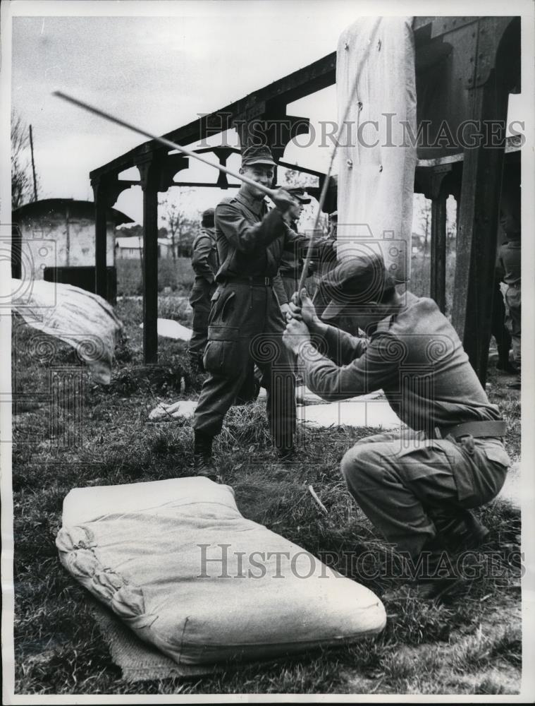 1960 Press Photo West German paratroopers at military camp in Mourmelon France - Historic Images