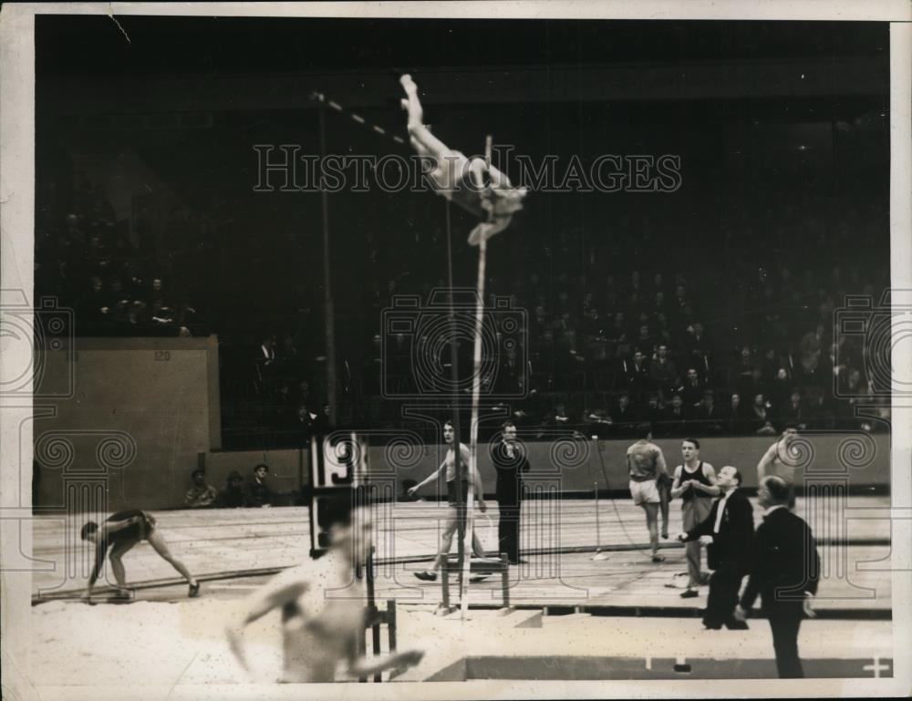 1938 Press Photo IC4A track meet in NYC pole vaulter Richard Ganslen - Historic Images