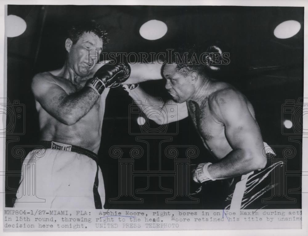1954 Press Photo Boxing champ Archie Moore bores in on challenger Joey Maxim - Historic Images