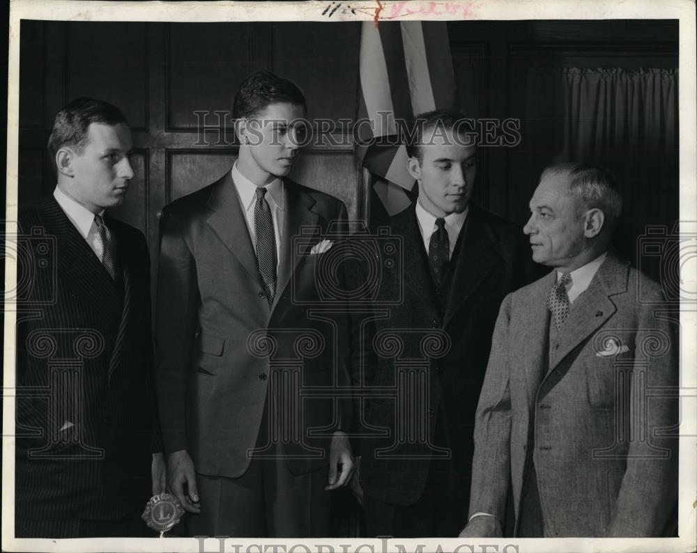1912 Press Photo Bob Riley and Allen Menke honored at Purdue basketball banquet - Historic Images