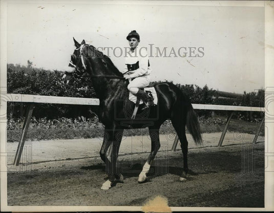 1931 Press Photo Jockey Renton on Sunvir at Belmont Park in NY - Historic Images