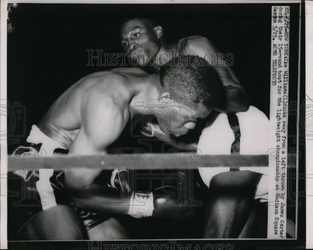 1951 Press Photo Ike Williams ducks left by James Carter at NYC boxing bout - Historic Images