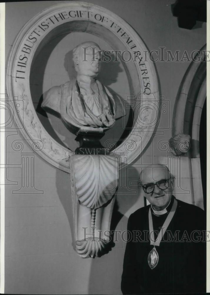 1991 Press Photo Victor Griffin beneath a bust of Johnathan Swift - cvp17056 - Historic Images