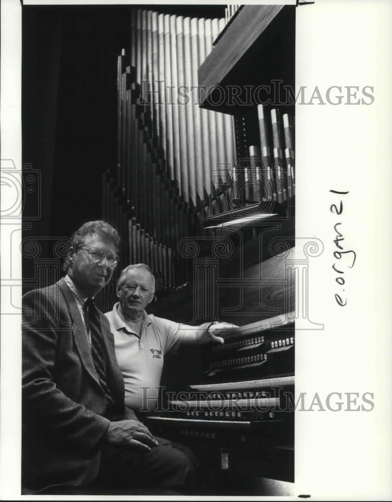 1990 Press Photo Terence Fullerton &amp; Dave Laughlin at Cleveland Art Museum - Historic Images