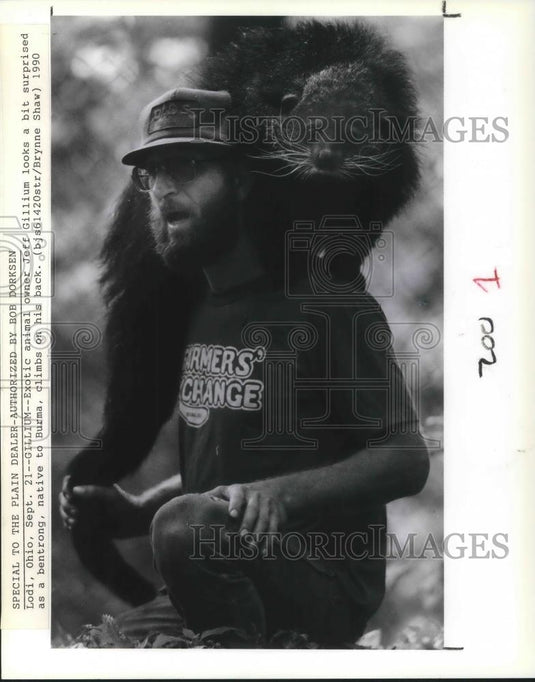 1990 Press Photo Jeff Gillium Exotic Animal Owner in Lodi Ohio with a Bentrong - Historic Images