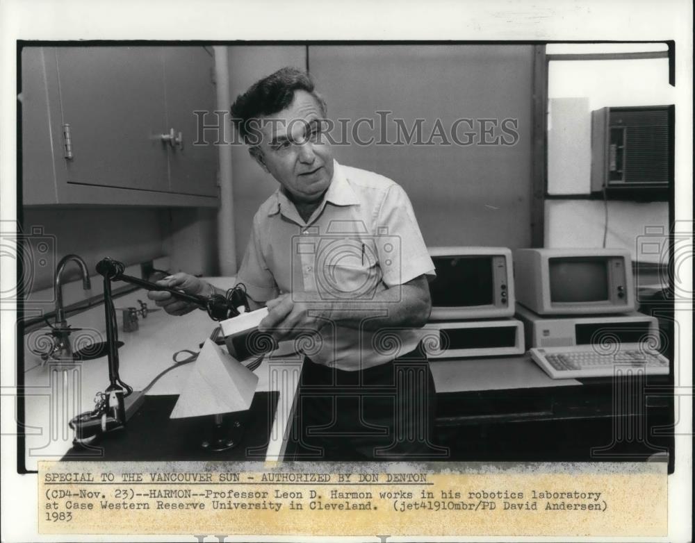 1983 Press Photo Professor Leon Harmon In His Robotics Lab Western Reserve Univ - Historic Images