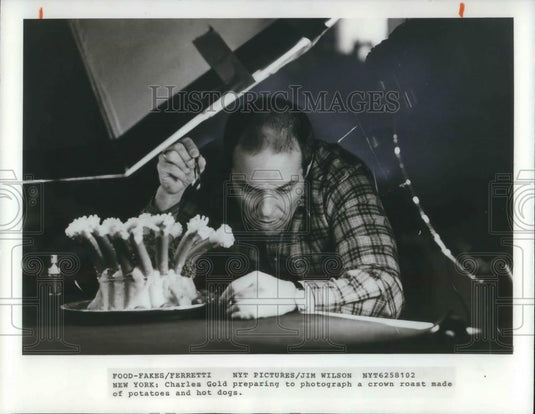 1981 Press Photo Charles Gold fake roast of Potatoes and Hot Dogs New York - Historic Images