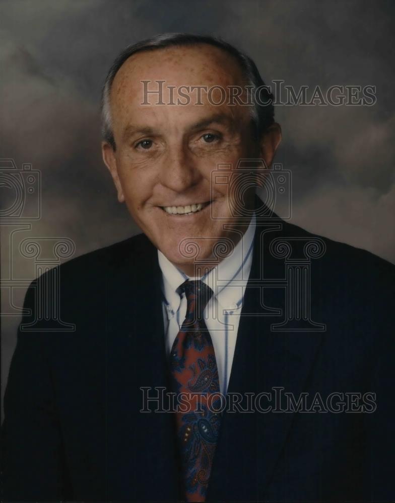 1998 Press Photo Donald Hastings Chairman of Board &amp; CEO Lincoln Electric Compan - Historic Images