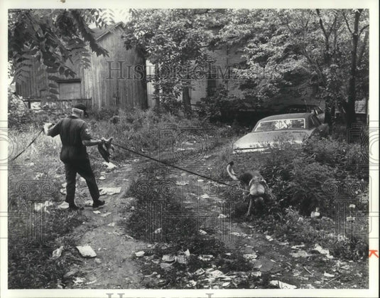 1980 Press Photo Searching the area where Denise Kay Gravely kidnapping Ohio - Historic Images