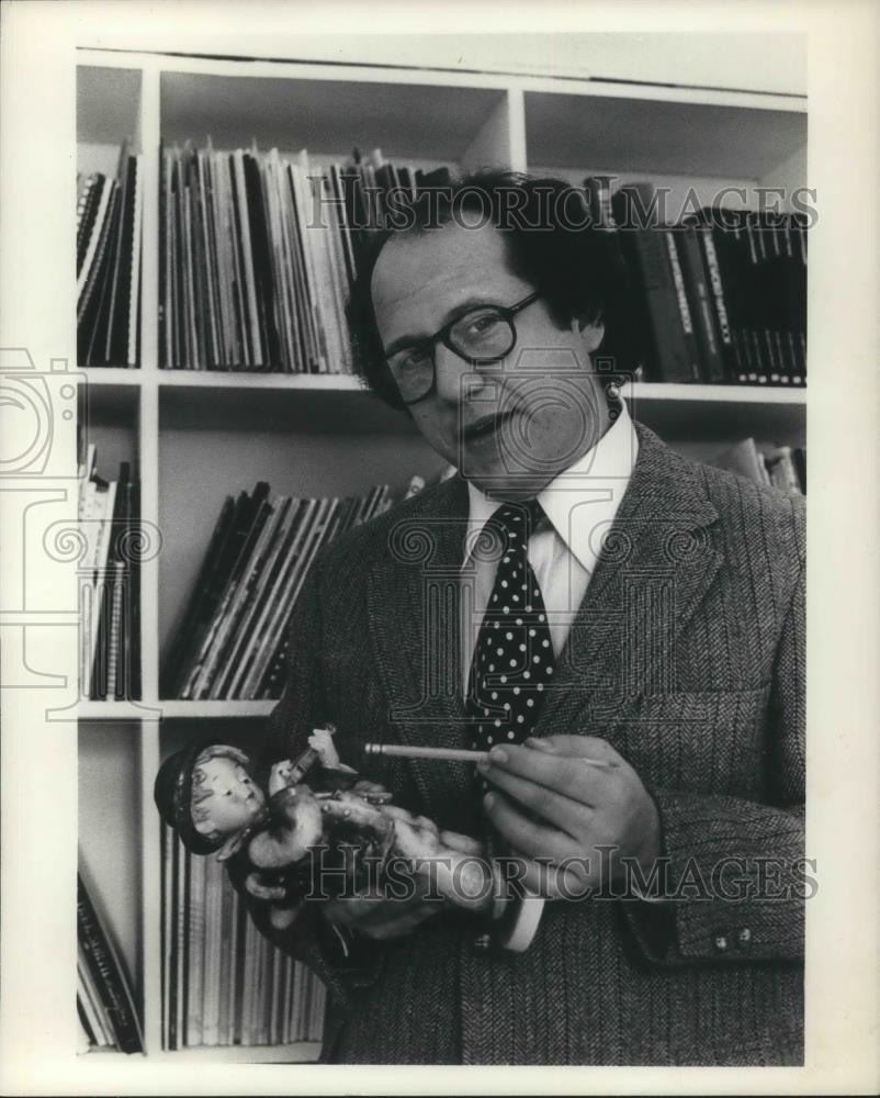 1976 Press Photo Eric Ehrmann Author of The Complete Collectibles Guide - Historic Images