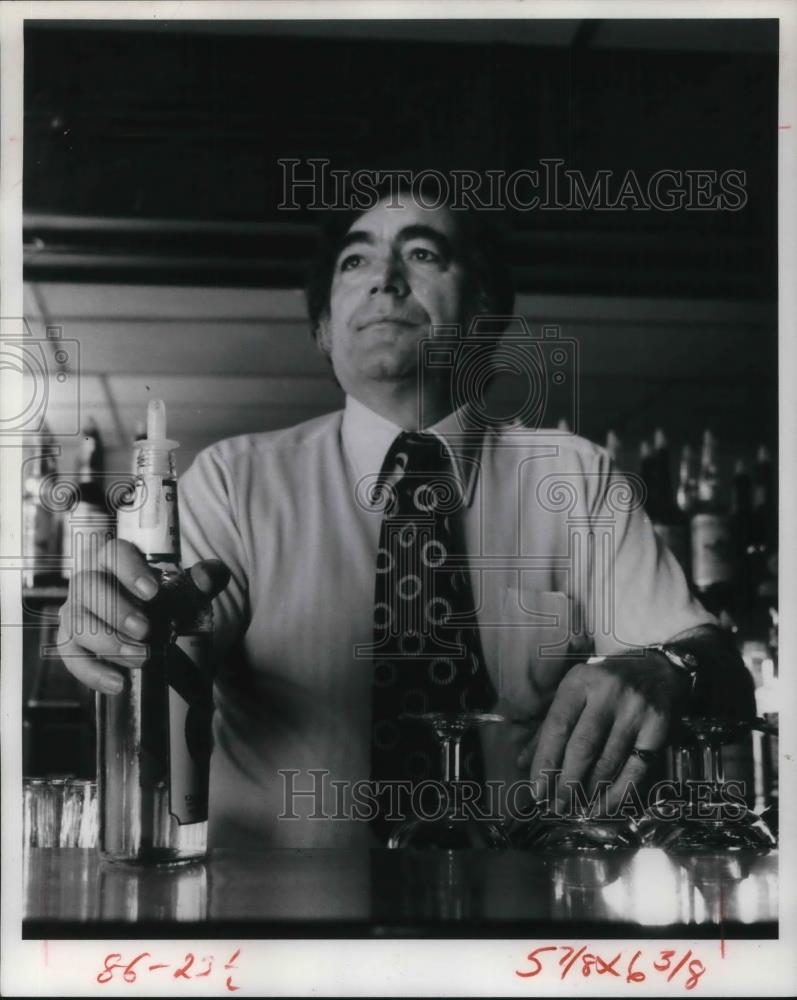 1975 Press Photo Tony Falcone Bartender Tavern in Hungarian Village Ohio - Historic Images