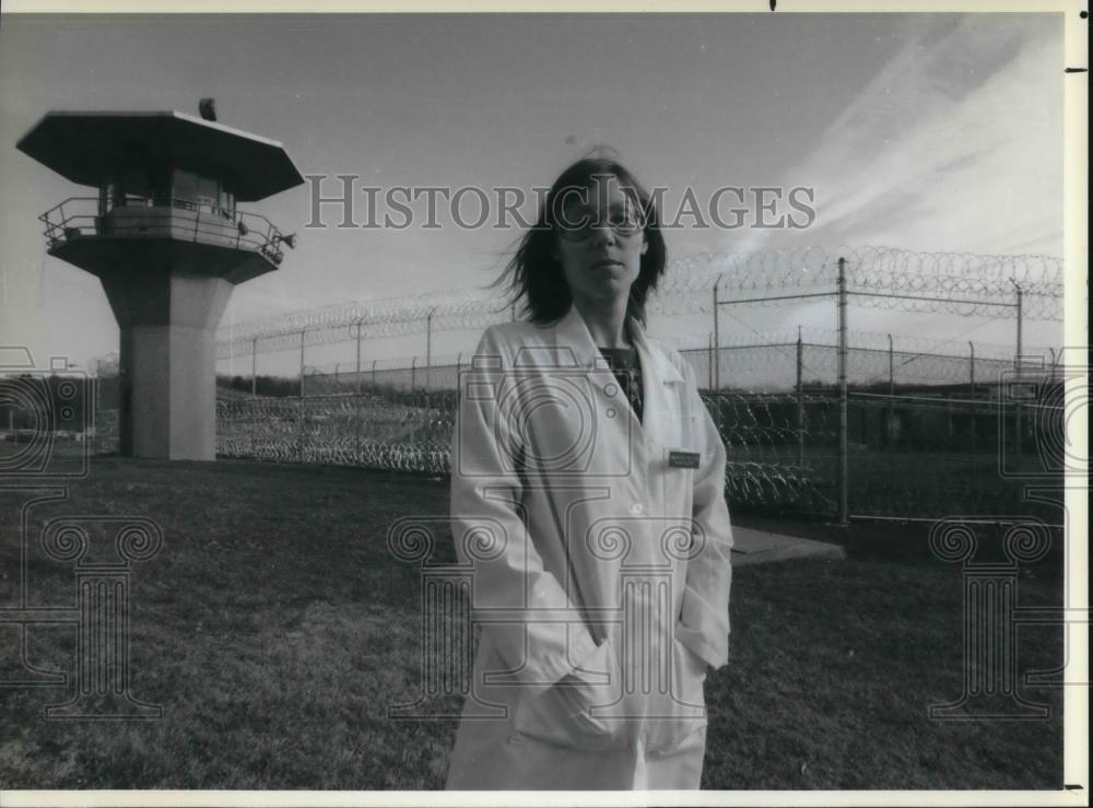 1989 Press Photo Donalyn Gross stands outside Somers State Prison - cvp17942 - Historic Images