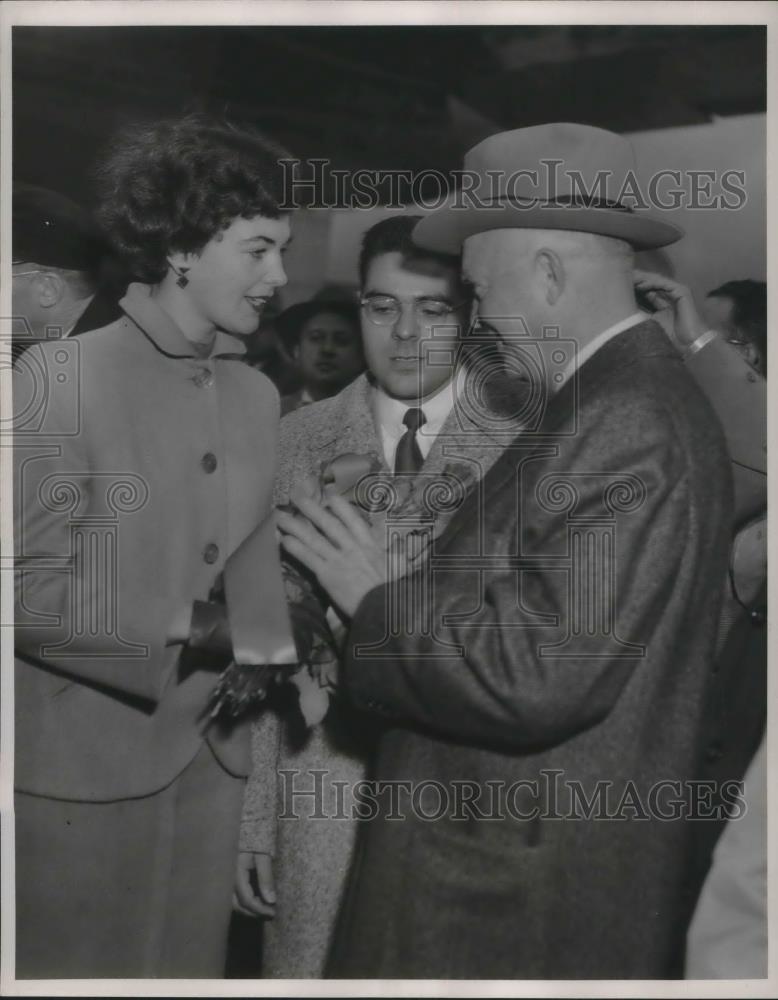 1954 Press Photo Patricia Peak presents flowers to President Eisenhower - Historic Images