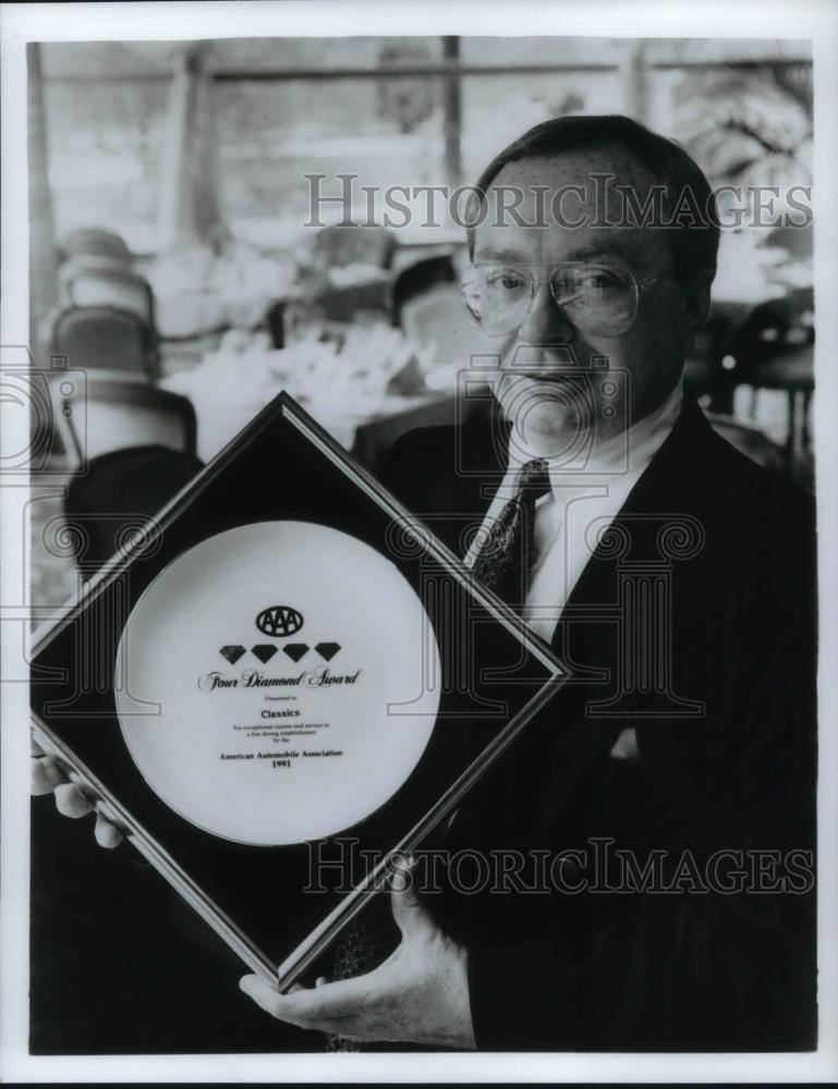 1991 Press Photo Peter Hayes General Manager of Classics Cleveland Restaurant - Historic Images