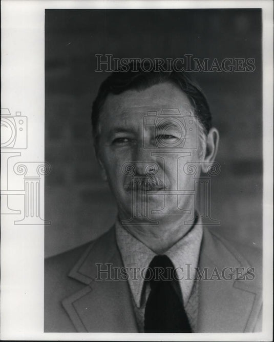1974 Press Photo Dellas H. Harder, architect designing Statehouse office remodel - Historic Images