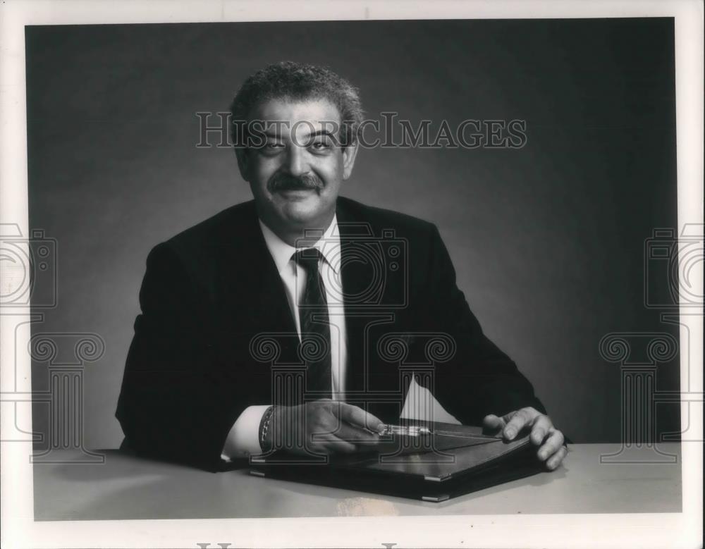 1989 Press Photo Philip N Dumot of Concord Hotels Inc - cvp06882 - Historic Images