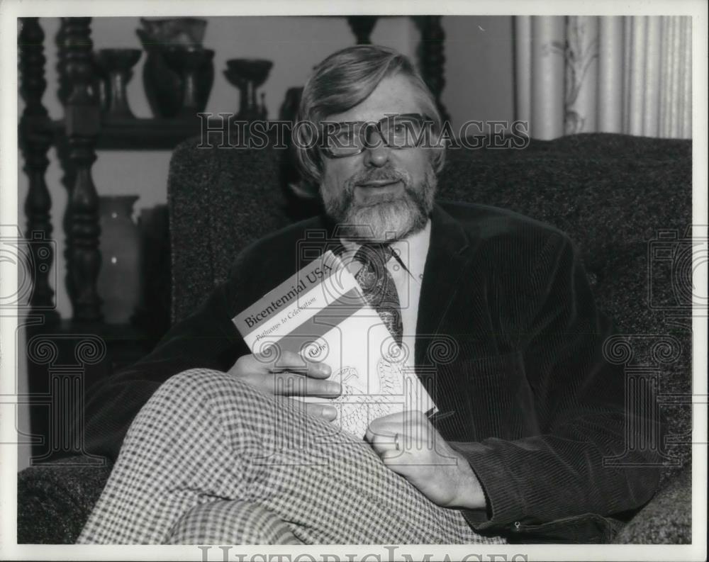 1975 Press Photo Dr. Robert G. Hartte author, Bicentennial Consultant - Historic Images