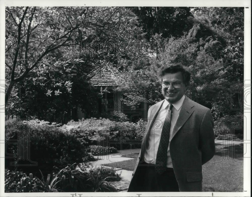 1990 Press Photo Rudy Favretti at Garden Center - cvp11625 - Historic Images