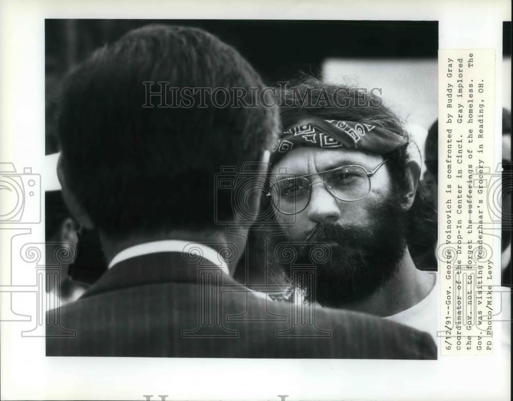 1991 Press Photo Gov. George Voinovich is comfornted by Buddy Gray - cvp17964 - Historic Images