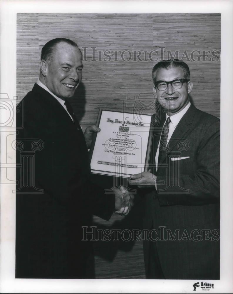 1962 Press Photo Ian R Dowre Pres of Carling Brewing Comp &amp; Fred Shashower - Historic Images