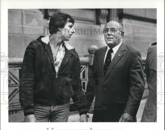 Press Photo Lawyer and Client - cvp04883 - Historic Images