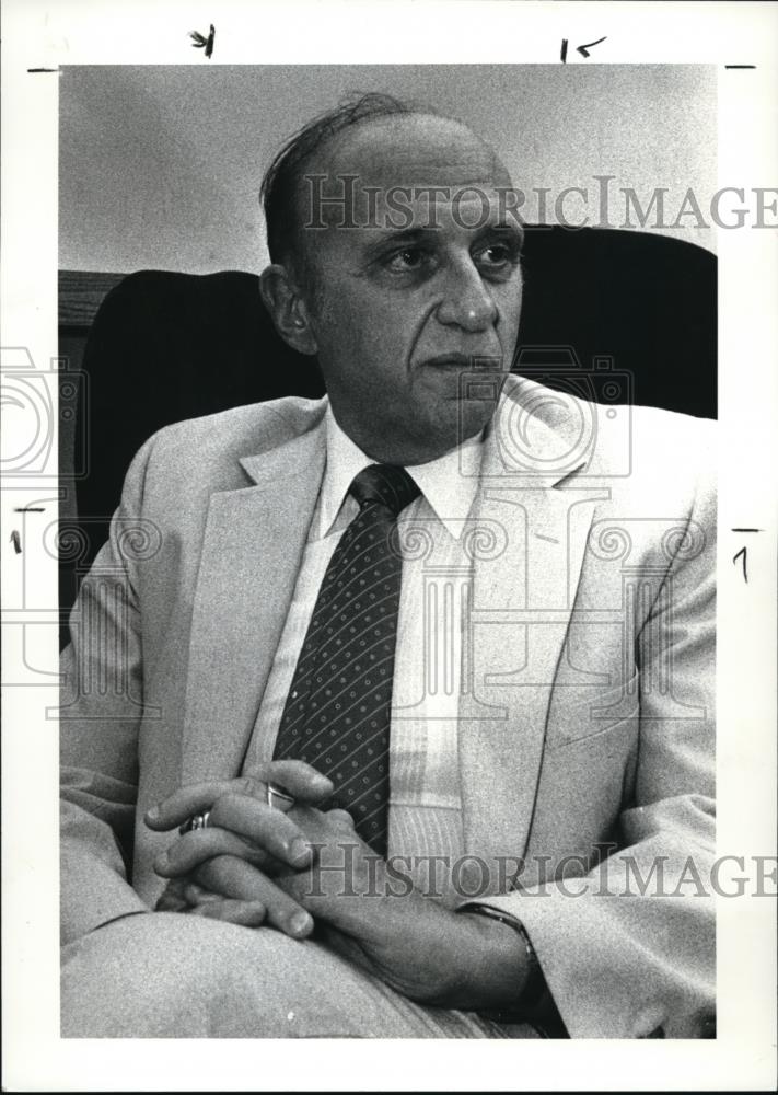 1983 Press Photo Rabbi Leon B. Fink, new rabbi at Temple on the Heights - Historic Images