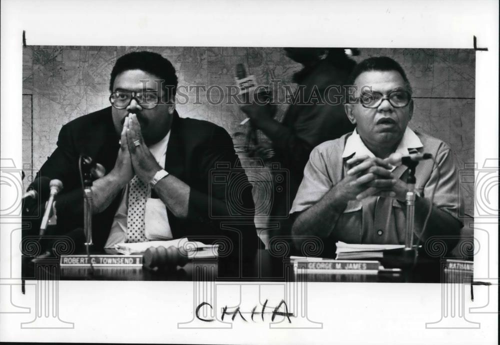 1989 Press Photo CMHA board members, Robert C. Townsend II and Director G. James - Historic Images
