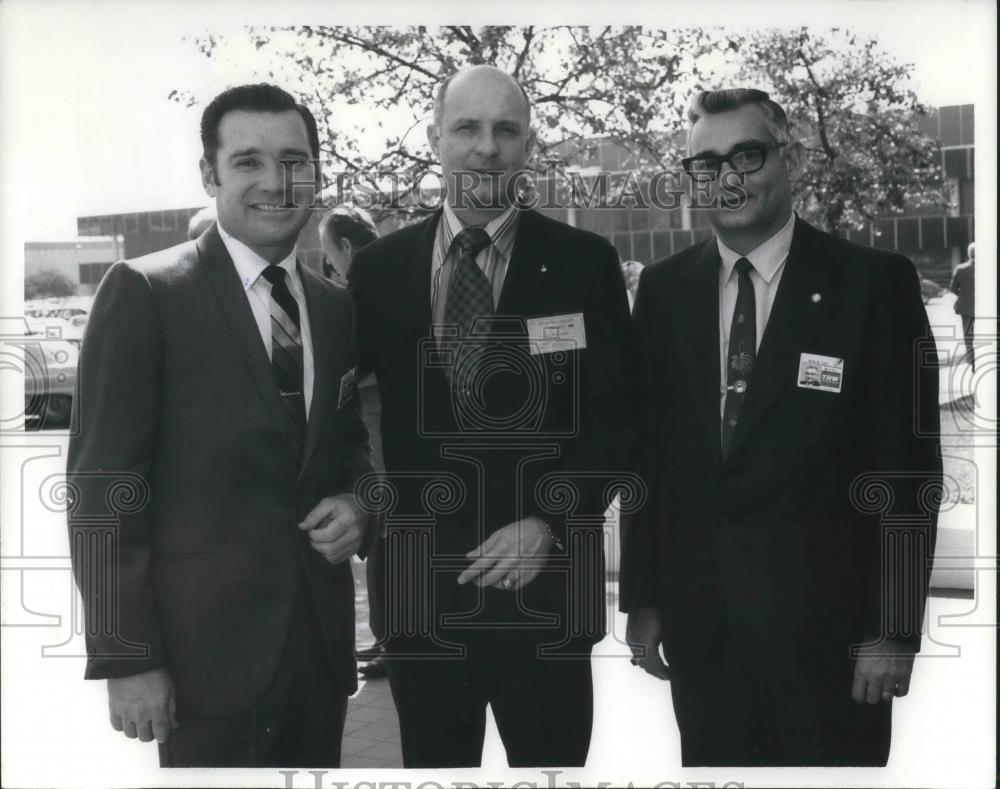 1971 Press Photo Robert J. Stonick Dean M. Cole Win NASA Award Tom Stafford - Historic Images