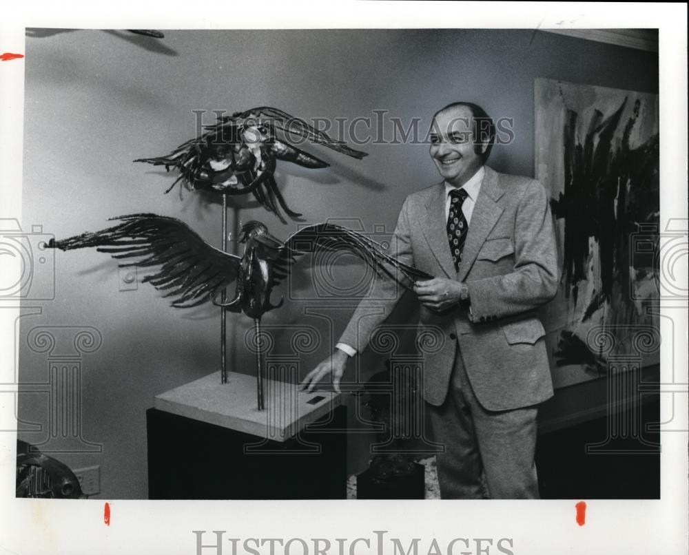 1976 Press Photo Benjamin P. Fisco, Jr Pres Aquatech Inc in wing room of his hom - Historic Images