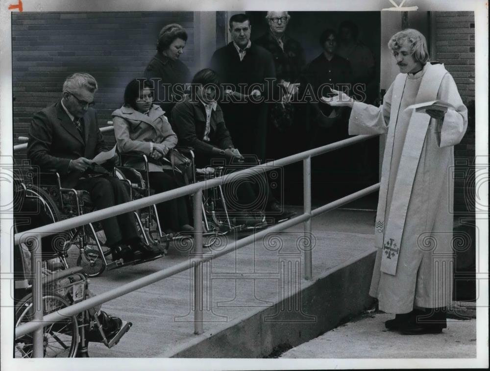 1975 Press Photo The Rev. Robert J. Kloos dedicates a new wheelchair ramp - Historic Images