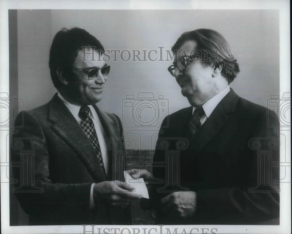 1972 Press Photo Richard Jones presents James Martson with scholarship - Historic Images