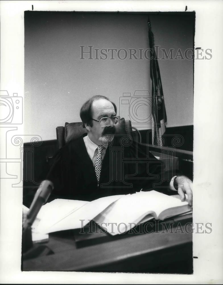 1987 Press Photo Portage City Common Pleas Judge Jerry L. Hayes in Ravenna - Historic Images