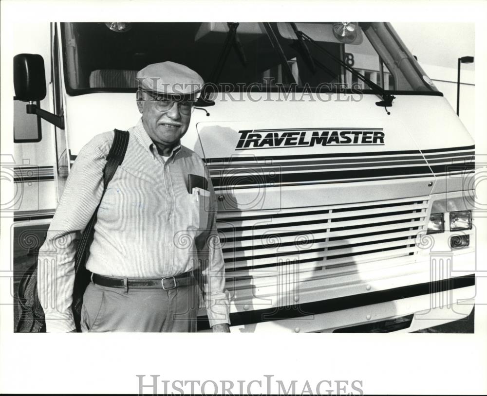 1988 Press Photo Marvin Farmwald and one of his Motor Homes he delivers - Historic Images