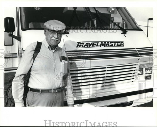 1988 Press Photo Marvin Farmwald and one of his Motor Homes he delivers - Historic Images