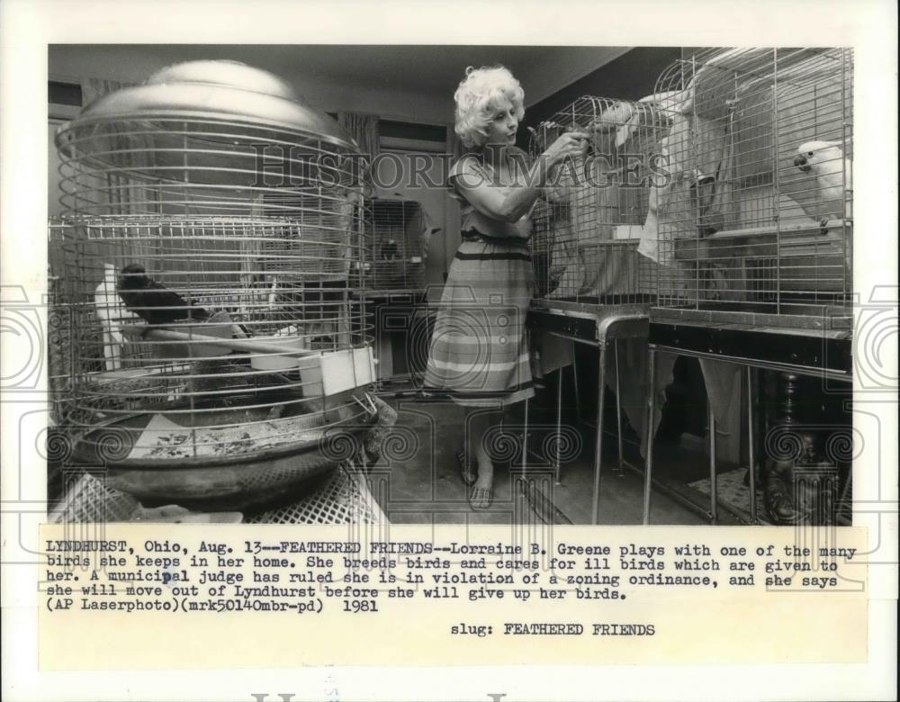 1981 Press Photo Lorraine B. Greene plays with bird in her home - cvp17914 - Historic Images