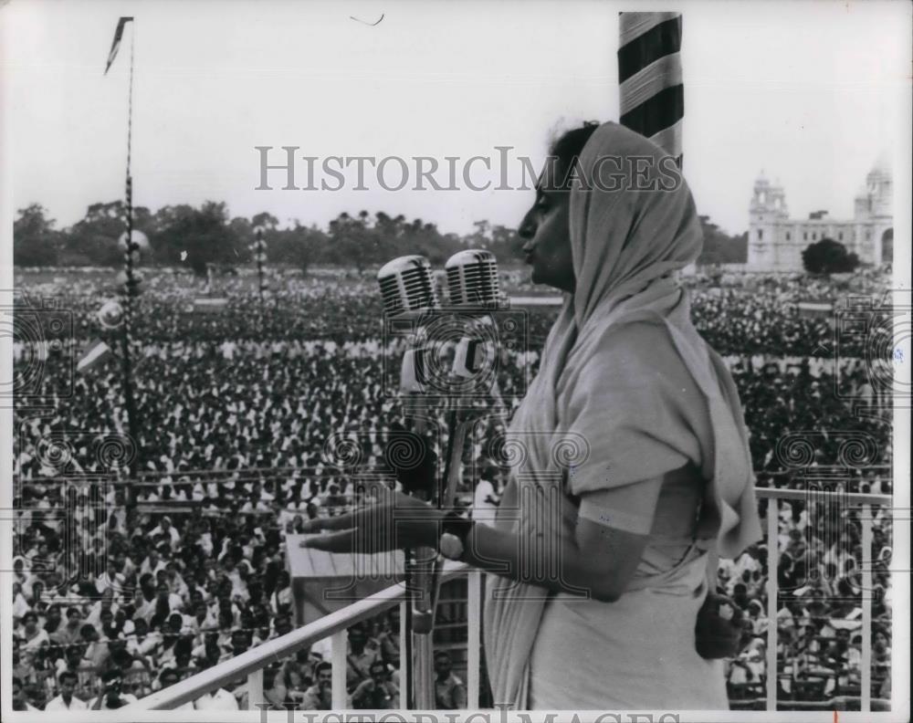 1969 Press Photo Indira Ghandi Prime Minister of India at rally in Calcutta - Historic Images