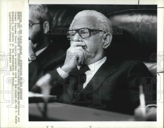 1989 Press Photo Arthur J. Goldberg University of Akron Professor Law Class - Historic Images