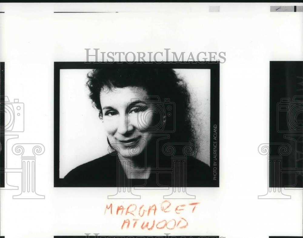 1989 Press Photo Margaret Atwood Canadian Poet Novelist Literary Critic - Historic Images