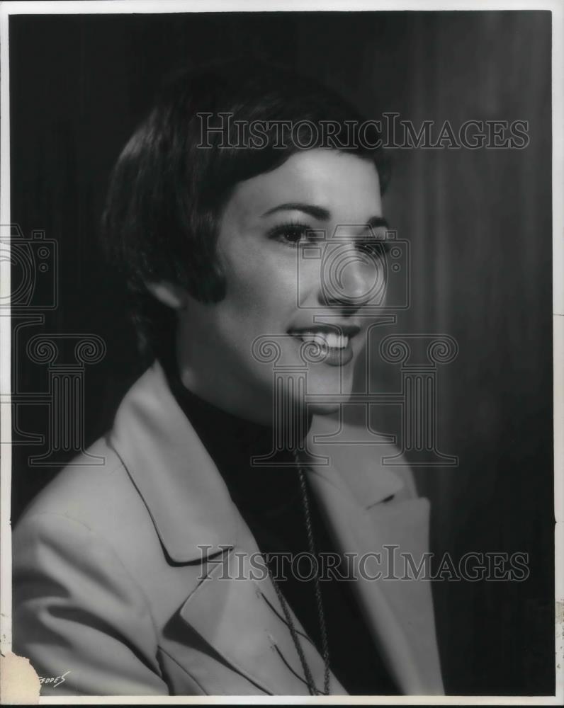 1973 Press Photo Mrs Robert Harris Apt Group Manager Bates &amp; Springs Inc - Historic Images