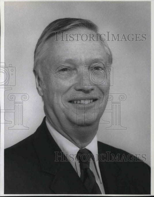 2002 Press Photo Baxter T Fullerton a Warner & Swasey Executive - cvp12851 - Historic Images
