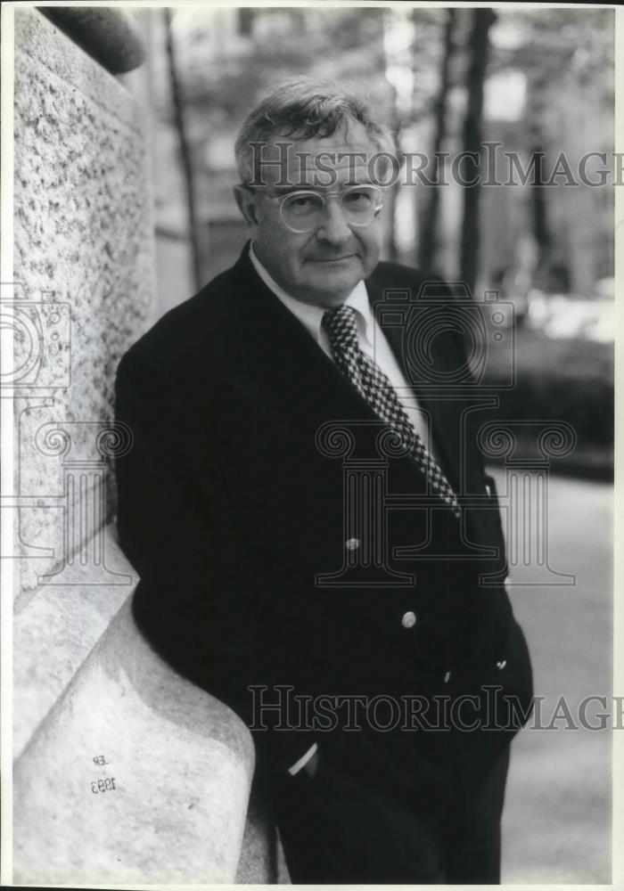 1991 Press Photo Edward Behr Author of The Good Prenchman The True Story - Historic Images